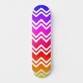 Heldere regenboog met White Zig Zag Line Art Persoonlijk Skateboard (Voorkant)