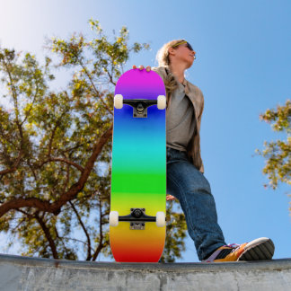 Heldere regenbooggradiënt persoonlijk skateboard