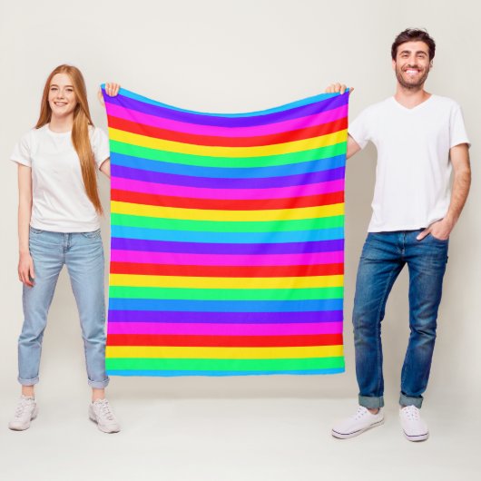 Heldere regenboogstripe fleece deken (In situ)