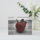 Heldere rode aardbei op zwart en wit briefkaart (Staand voorkant)