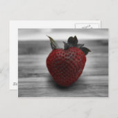 Heldere rode aardbei op zwart en wit briefkaart (Voorkant / Achterkant)