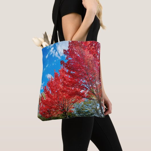 Heldere rode bladeren in de herfst tote bag (Dichtbij)