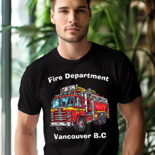 Heldere rode brandweerwagen haastte zich om de dag t-shirt