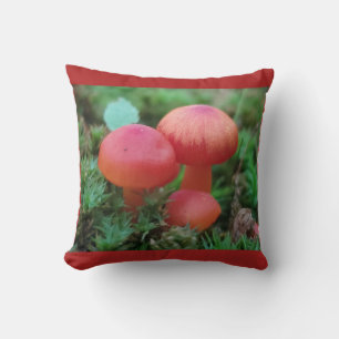Heldere rode paddenstoelen op bosbodem kussen
