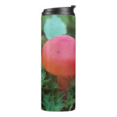 Heldere rode paddenstoelen op bosbodem thermosbeker (Gedraaid links)