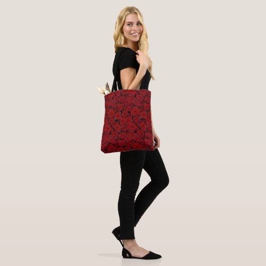 Heldere rode rozen tote bag (Op model)