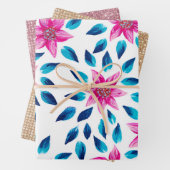 Heldere roze blauwe bloemen laten acrylverf achter inpakpapier vel (In situ)