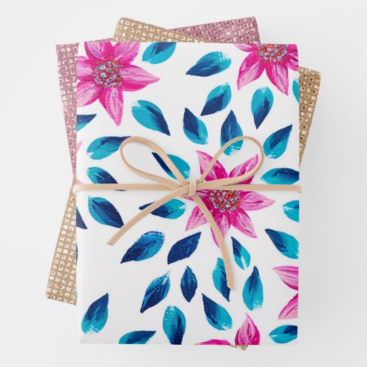 Heldere roze blauwe bloemen laten acrylverf achter inpakpapier vel (In situ)