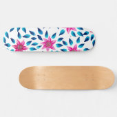 Heldere roze blauwe bloemen laten acrylverf achter persoonlijk skateboard (Horizontaal)