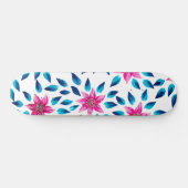 Heldere roze blauwe bloemen laten acrylverf achter persoonlijk skateboard (Horizontaal)
