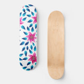 Heldere roze blauwe bloemen laten acrylverf achter persoonlijk skateboard (Voorkant)