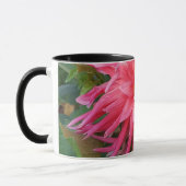 Heldere roze Dahlia bloem. Mok (Links)