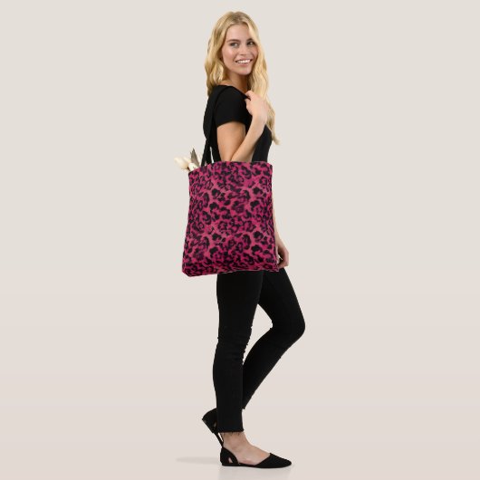 Heldere roze en zwarte vlekspuitloper tote bag (Op model)