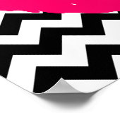 Heldere roze lichten op zwarte en witte zigzag poster (Hoek)