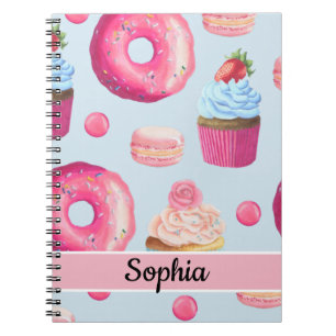 Heldere roze noten en koekjes op babyblauw notitieboek