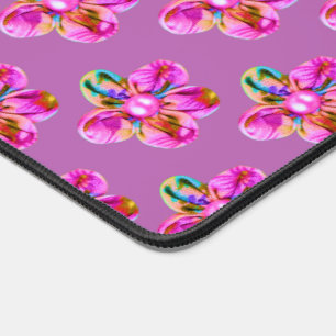 Heldere roze, paarse handgezaaide bloemen op magen bureaumat