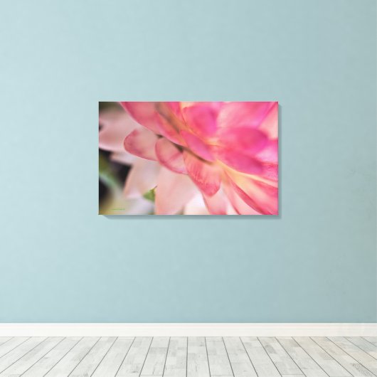 Heldere roze strobloem canvas afdruk (Insitu (Houten vloer))