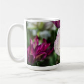 Heldere roze tulpen op een zonnige dag koffiemok (Links)