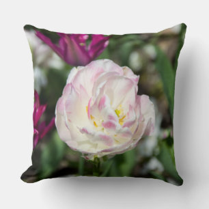 Heldere roze tulpen op een zonnige dag kussen