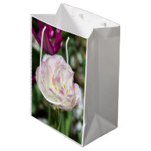 Heldere roze tulpen op een zonnige dag