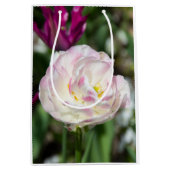 Heldere roze tulpen op een zonnige dag medium cadeauzakje (Voorkant)