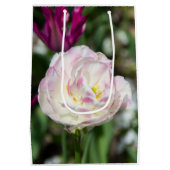 Heldere roze tulpen op een zonnige dag medium cadeauzakje (Achterkant)