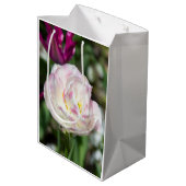 Heldere roze tulpen op een zonnige dag medium cadeauzakje (Achterkant Gekanteld)