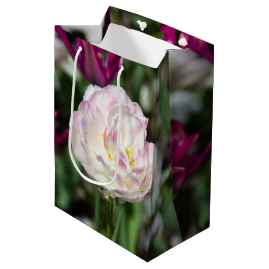 Heldere roze tulpen op een zonnige dag medium cadeauzakje (Voorkant Gekanteld)