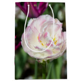 Heldere roze tulpen op een zonnige dag medium cadeauzakje (Voorkant)