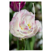 Heldere roze tulpen op een zonnige dag medium cadeauzakje (Achterkant)