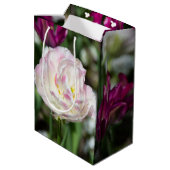 Heldere roze tulpen op een zonnige dag medium cadeauzakje (Achterkant Gekanteld)