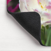 Heldere roze tulpen op een zonnige dag muismat (Hoek)