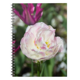 Heldere roze tulpen op een zonnige dag notitieboek