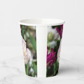 Heldere roze tulpen op een zonnige dag papieren bekers (Links)