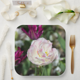 Heldere roze tulpen op een zonnige dag papieren bordje