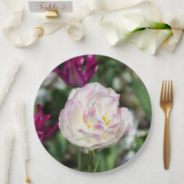 Heldere roze tulpen op een zonnige dag papieren bordje