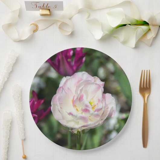 Heldere roze tulpen op een zonnige dag papieren bordje (Huwelijk)