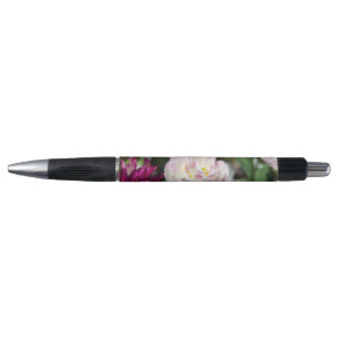 Heldere roze tulpen op een zonnige dag pen