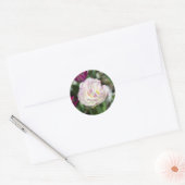 Heldere roze tulpen op een zonnige dag ronde sticker (Envelop)