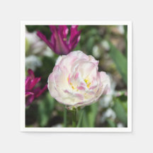 Heldere roze tulpen op een zonnige dag