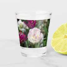 Heldere roze tulpen op een zonnige dag