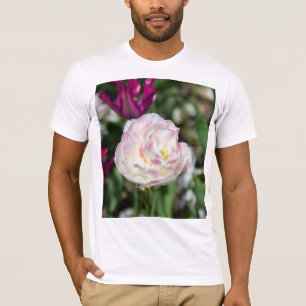 Heldere roze tulpen op een zonnige dag t-shirt