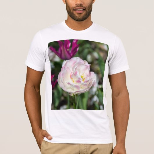 Heldere roze tulpen op een zonnige dag t-shirt (Voorkant)
