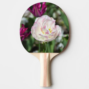 Heldere roze tulpen op een zonnige dag tafeltennisbatje