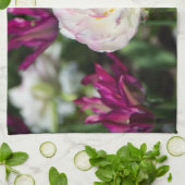 Heldere roze tulpen op een zonnige dag theedoek (Gevouwen)