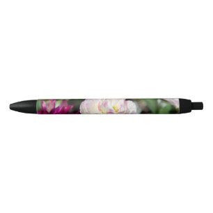 Heldere roze tulpen op een zonnige dag zwarte inkt pen