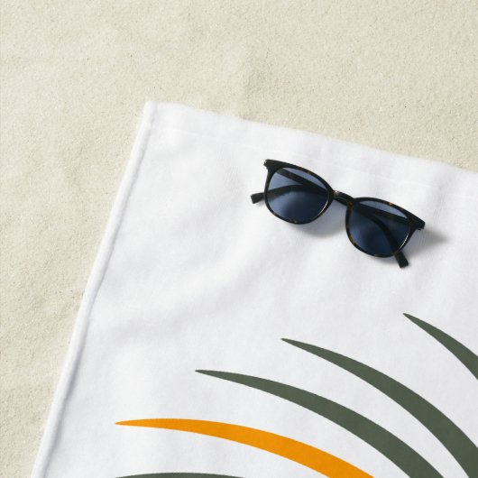 Heldere tropische palmboom, zon en golven strandlaken (In situ)