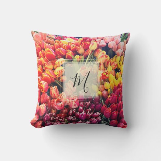 Heldere tulpenfoto met monogram buitenkussen (Voorkant)