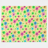 Heldere veelkleurige kamillebloemen op een gele fleece deken (Voorkant (Horizontaal))
