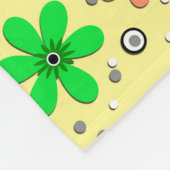 Heldere veelkleurige kamillebloemen op een gele fleece deken (Hoek)